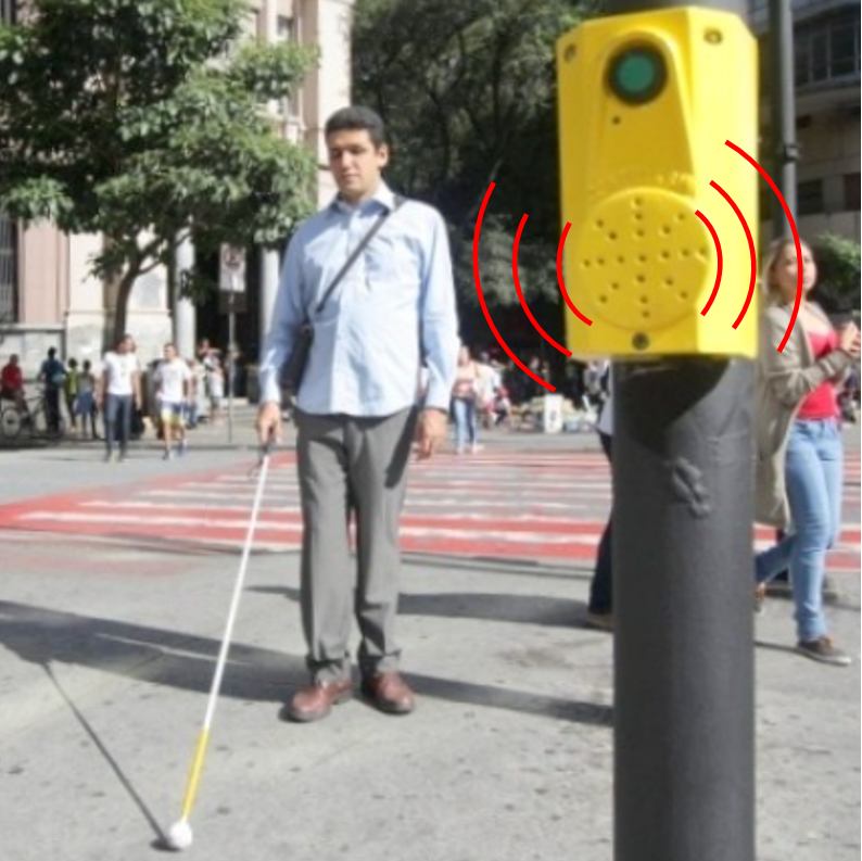 Homem com deficiência visual, utilizando uma bengala longa, aguarda para atravessar uma faixa de pedestres. Ao lado dele, um poste de semáforo com uma botoeira amarela que possui um alto-falante, indicado por arcos vermelhos que simbolizam a emissão de som.